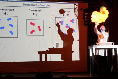 Wissenschaftler vor Whiteboard mit Feuerball