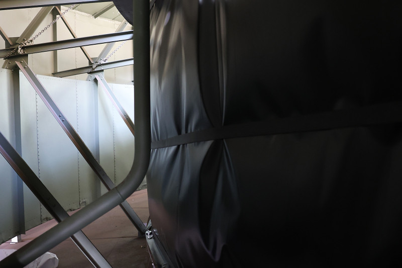 Mit einer schwarzen Folie wird die Rodunde verdunkelt