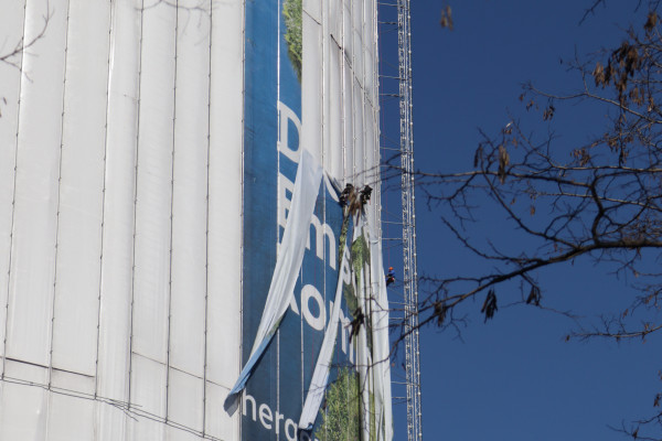 Seitenansicht des Gasometers mit drei Industriekletterern