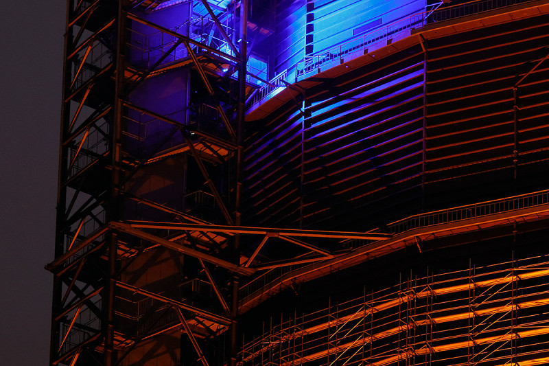 Lichtest am Gasometer mit blauen und warmweißen Strahlern
