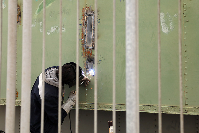 Ein Arbeiter bei Schweißarbeiten.