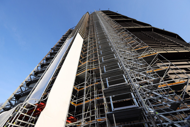 Gerüst am Gasometer mit ersten Lagen Plane.