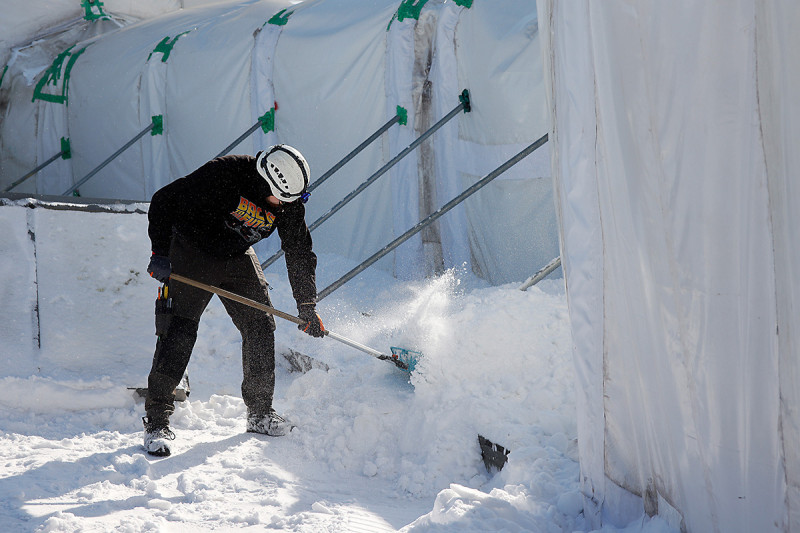 Arbeiter mit Schneeschaufel