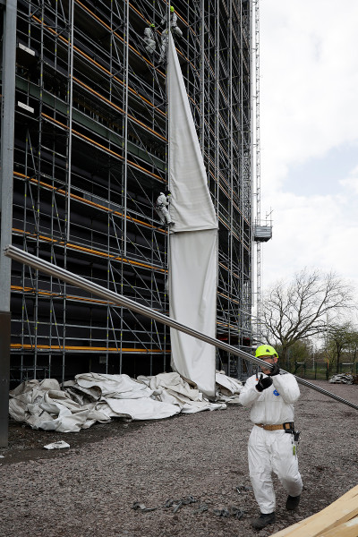 Fünf Arbeiter beim Abbau der Einhausung