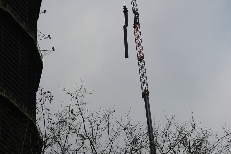 Ein Ausbläser wird mit Hilfe des Krans vom Dach des Gasometers gehoben.