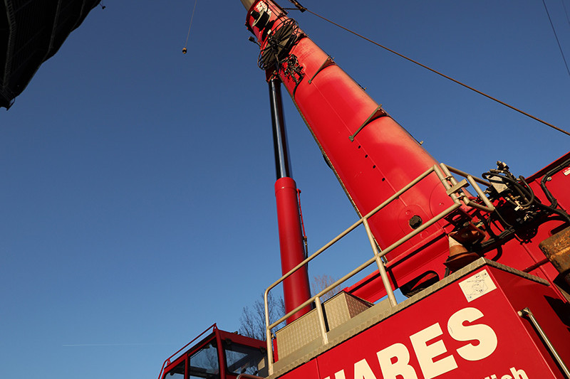 Ein Kran am Gasometer aus der Froschperspektive fotografiert.