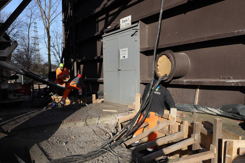 Zwei Arbeiter bei Fundamentarbeiten am Gasometer.