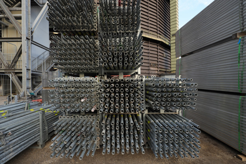 Materialien für den Gerüstbau stehen vor dem Gasometer.