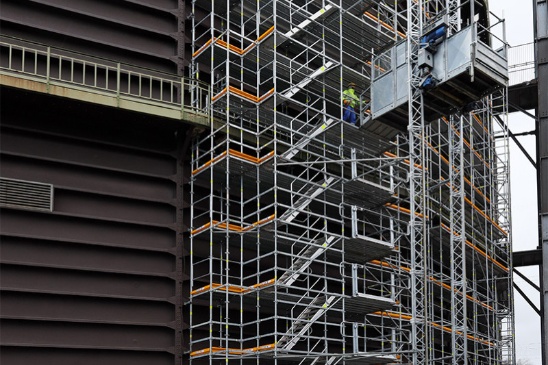 Bauaufzug am Gerüst des Gasometers