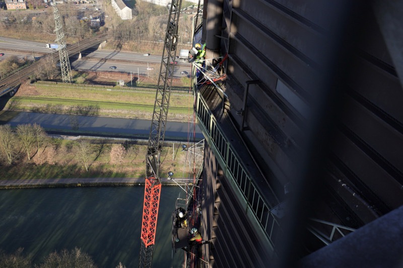 Industriekletterer bei der Demontage der Umläufe des Gasometers in großer Höhe.