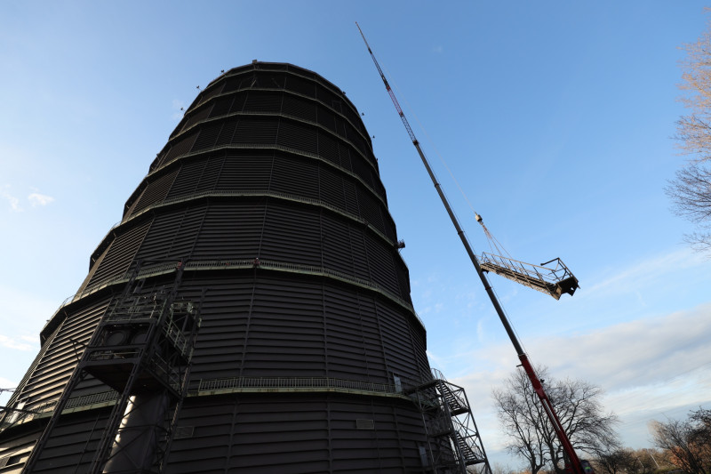 Eine der Treppen zwischen den Umläufen des Gasometers wird per Autokran zu Boden gelassen.