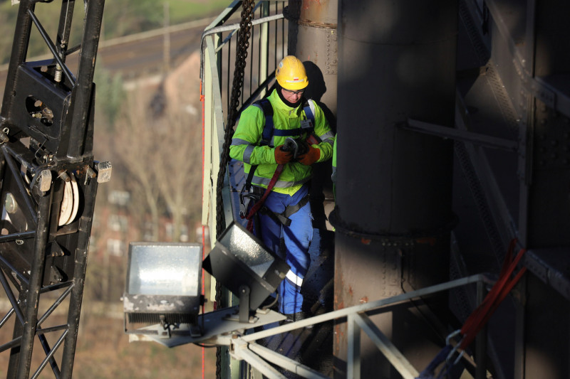 Ein Industriekletterer bei der Demontage der Ausbläser.
