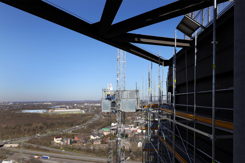 Mit einem mobilen Lastenaufzug werden Bauteile auf das Gasometer Gerüst gebracht.