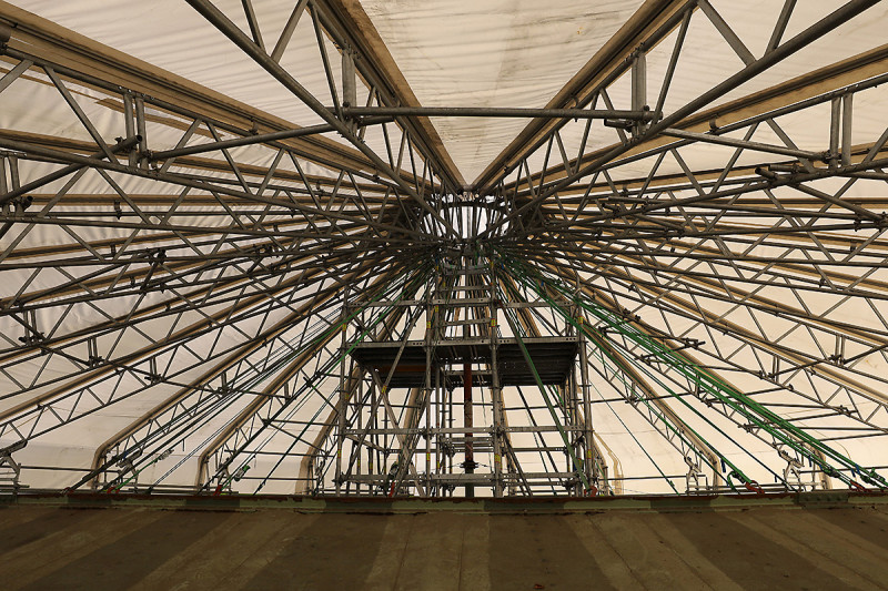 Gerüst auf der Rotunde mit Einhausung.