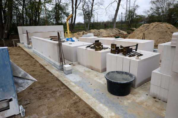 Erste Wände der neuen Lagerhalle werden errichtet