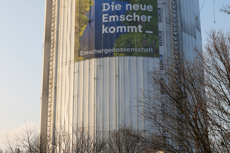 Megaposter der Emschergenossenschaft am Gasometer