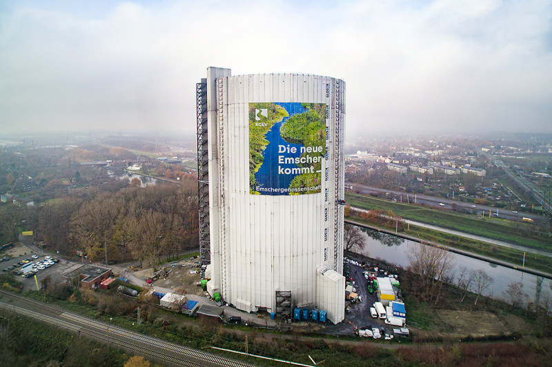 Luftaufnahme des Gasometers mit Megaposter der Emschergenossenschaft