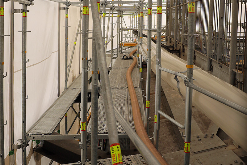 Die Dachgauben sind mit Spanplatten gesichert