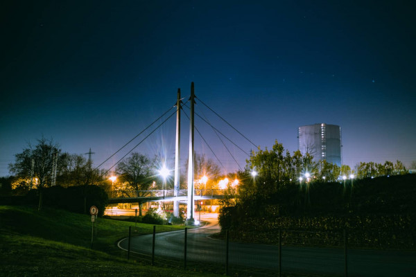 Nachtaufnahme Gasometer mit Brücke
