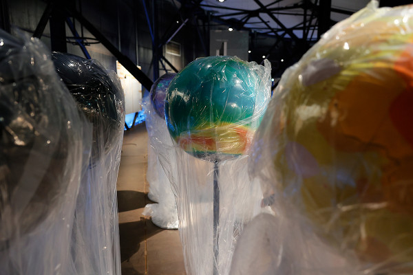 Vier eingepachte Globen auf der oberen Ausstellungsebene des Gasometers