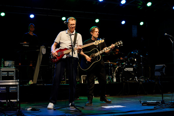 Die Bandmitglieder der Gruppe Mottek vertieft im Spiel ihrer Instrumente.
