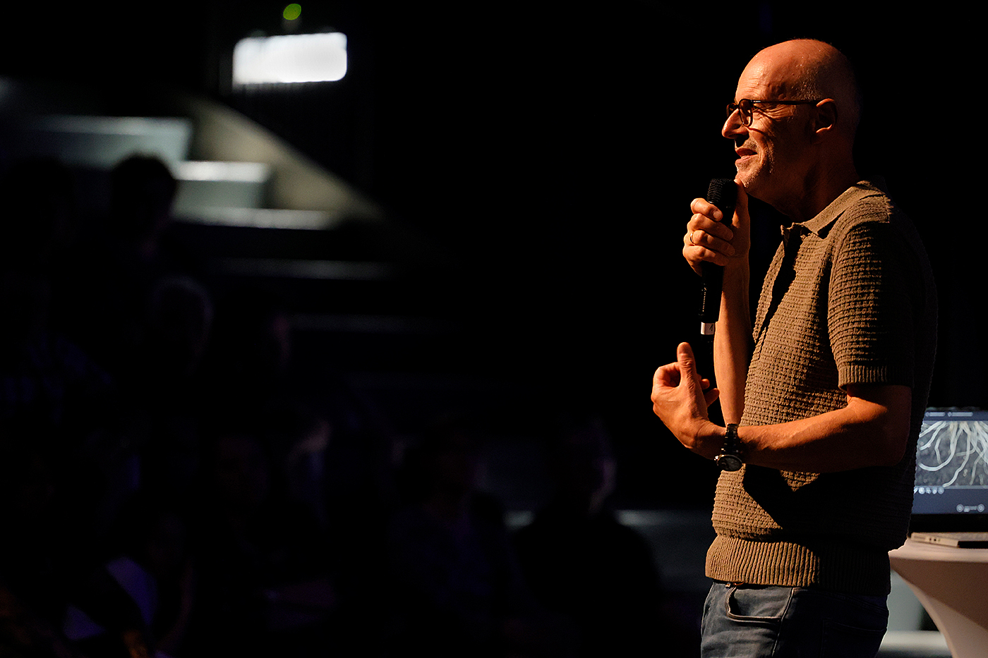 Peter Wohlleben während seines Vortrages „Die unsichtbaren Helfer des Waldes“  am Mikro.
