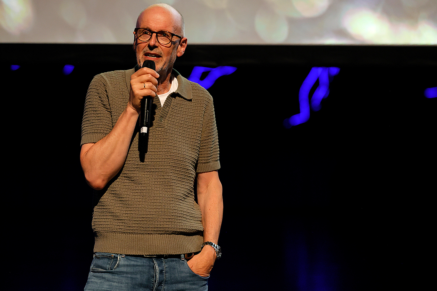 Peter Wohlleben während seines Vortrages „Die unsichtbaren Helfer des Waldes“  am Mikro.