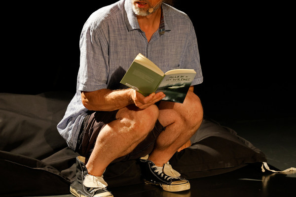 Rainer Rudloff – auf einem Sitzsack hockend – vorlesend aus dem Buch „Allein in der Wildnis“