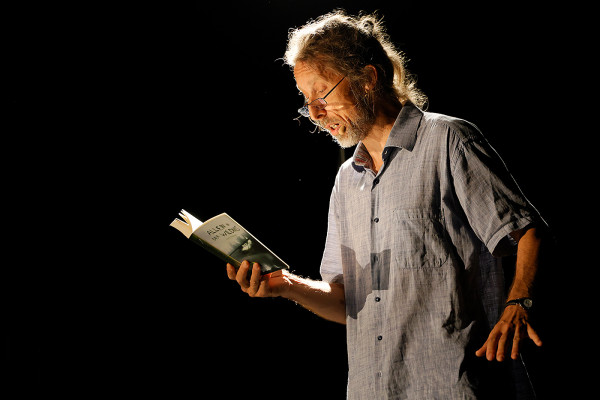 Rainer Rudloff vorlesend aus dem Buch „Allein in der Wildnis“