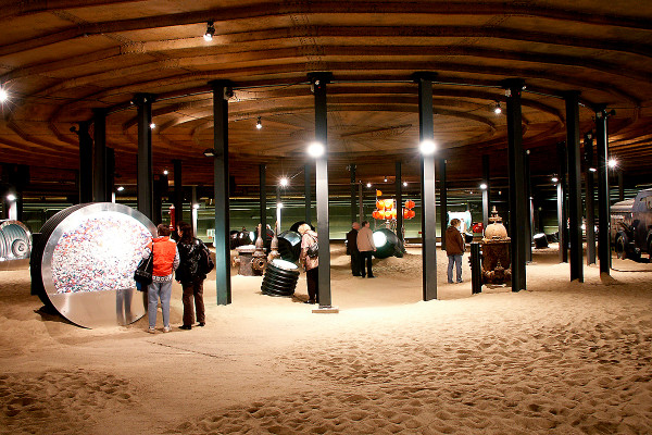 Verschiedenen Exponate und Besucher in der unteren Ausstellungsebene