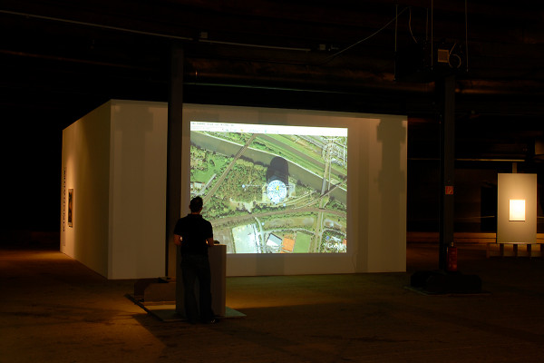Besucher steht vor einer projektion eines Satellitenbildes.