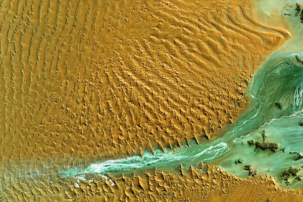 Satellitenaufnahme der Namib-Wüste mit Küstenstreifen