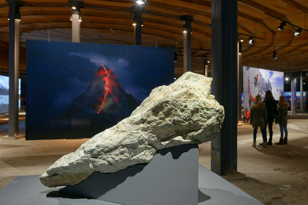 Steinbrocken von der Spitze des Matterhorns in der Ausstellung "Der Berg ruft".