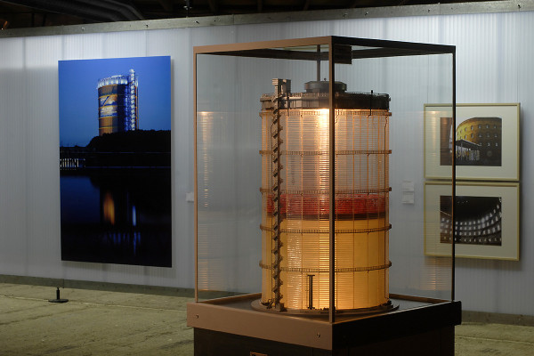Miniatur-Gasometer und Gasometer Fotografien als Ausstellungsstücke