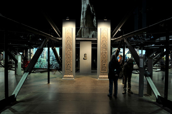 Zwei Säulen und eine Statue auf der oberen Austellungsebene des Gasometers
