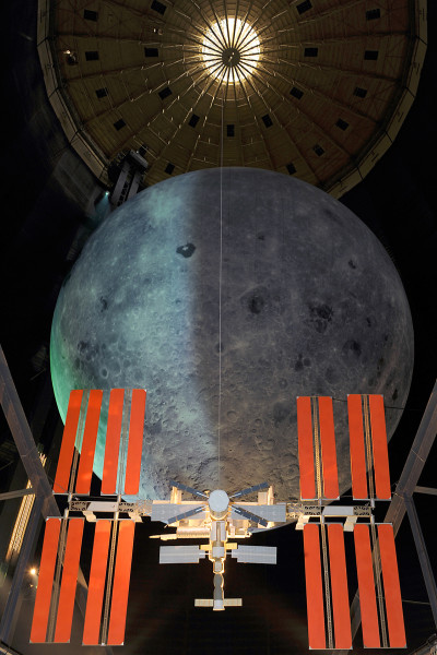 Nachbau der Internationalen Raumstation vor der Mondskulptur.