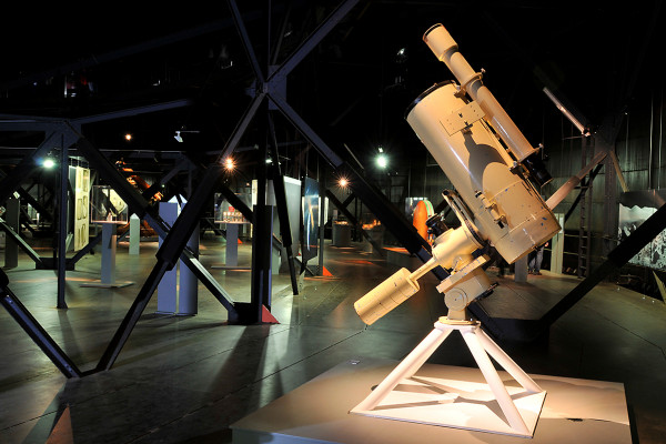 Ein teleskop als Exponat in der obere nAusstellungsebene des Gasometers