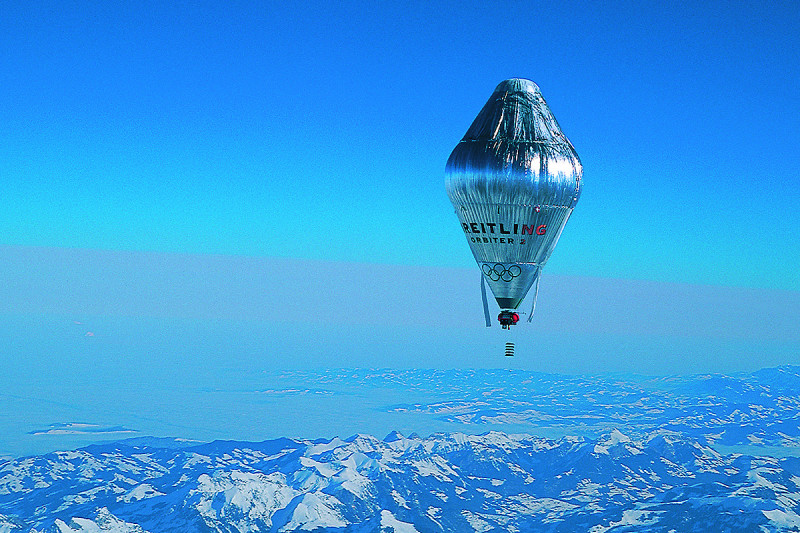 Der Breitling Orbiter schwebt über einer Bergkette