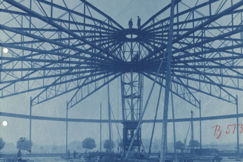 Historische Fotografie des Aufbaus der zylinderförmigen Dachkonstruktion.