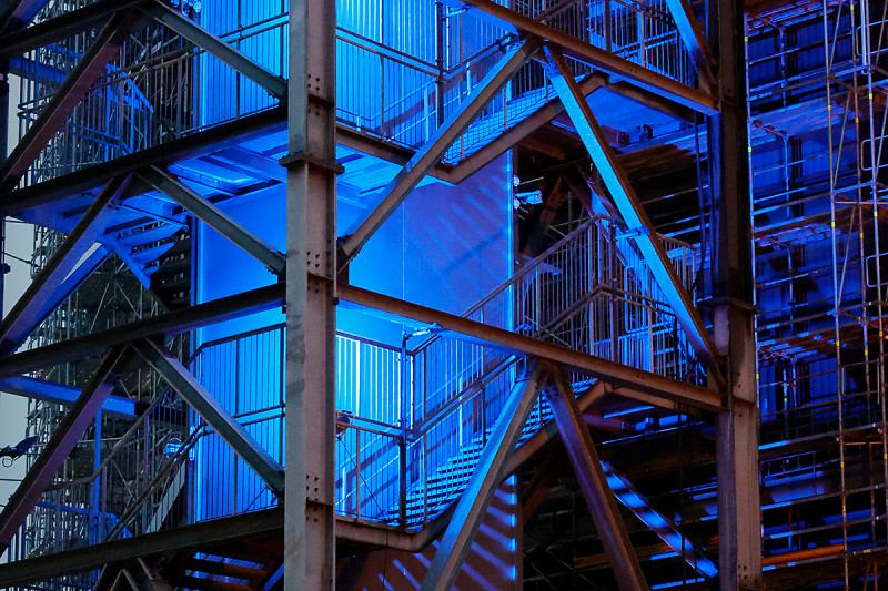 Der Treppenturem des Gasometers mit blauer LED-Beleuchtung