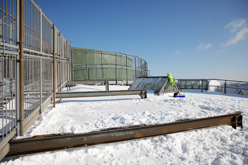 Dachaufbauten des Gasometers unter einer Schneedecke