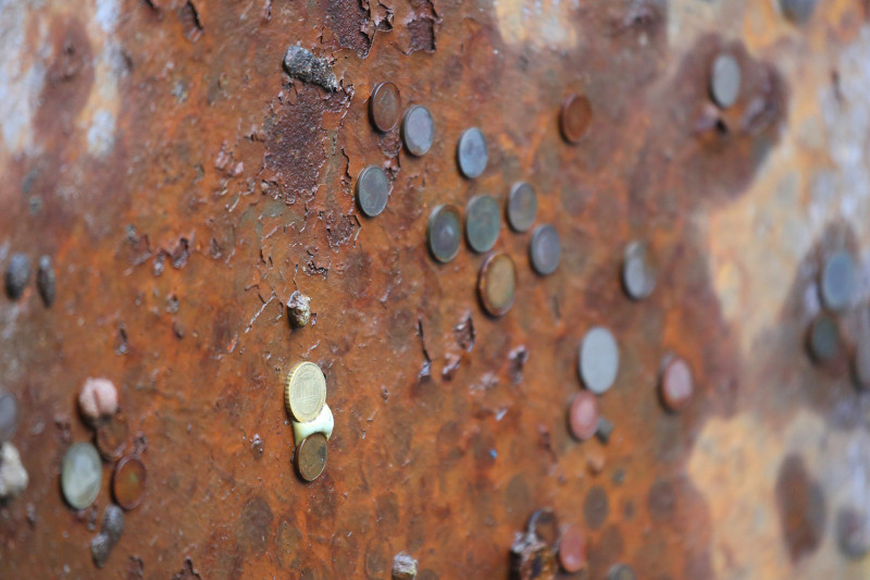 Festgerostete Münzen an einem der Ausbläser des Gasometers.